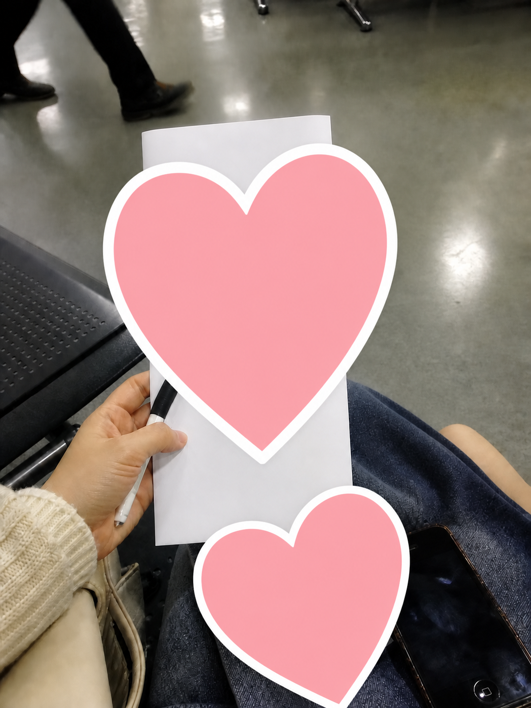 접은 민원서류와 번호표를 큰 하트로 전부 가린 사진